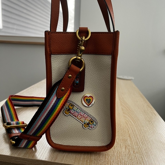 COACH Pride field tote 22 with patches - Picture 2 of 4